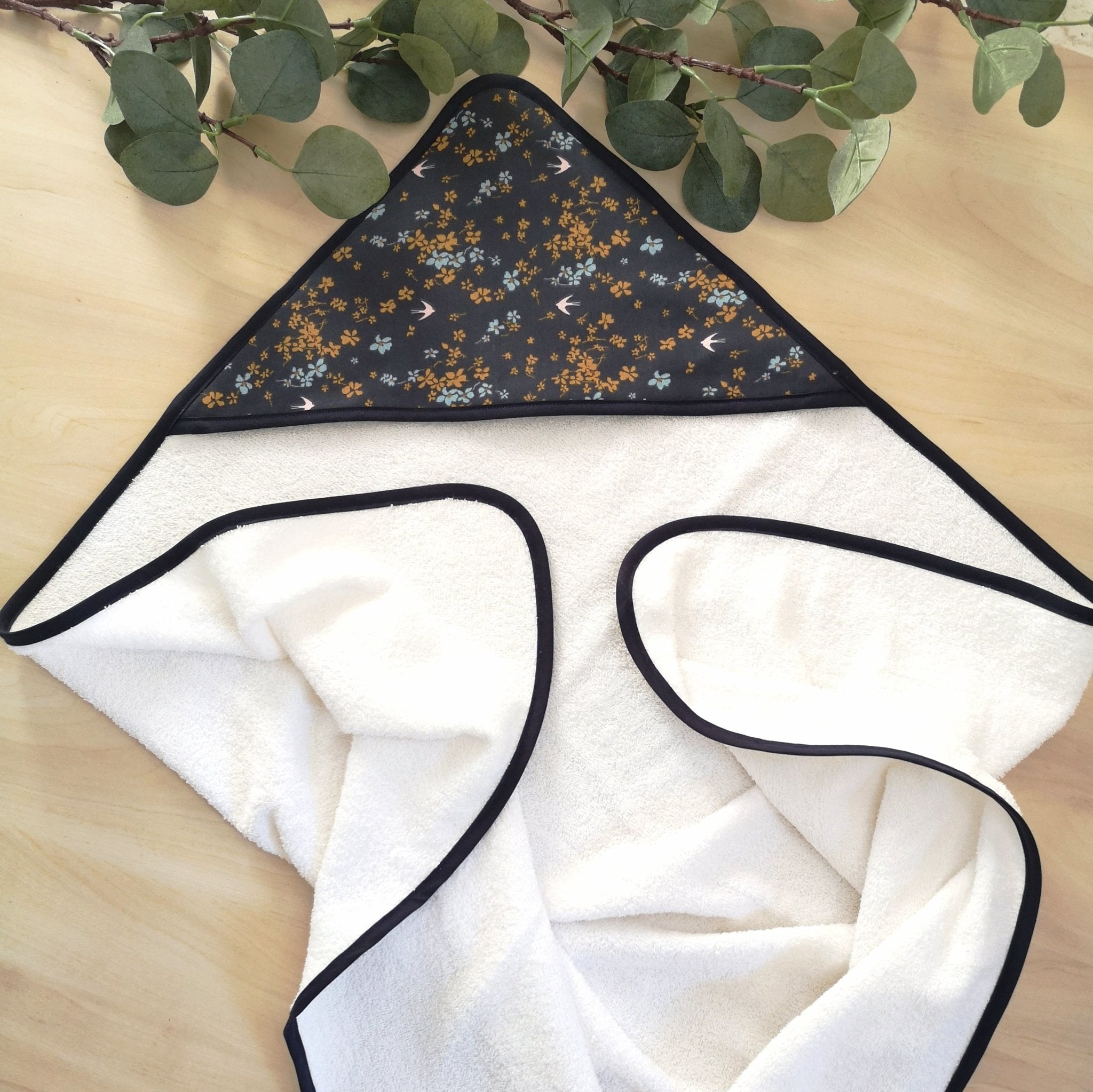 Cape de bain personnalisable "Hirondelles" - Babychouettecouture