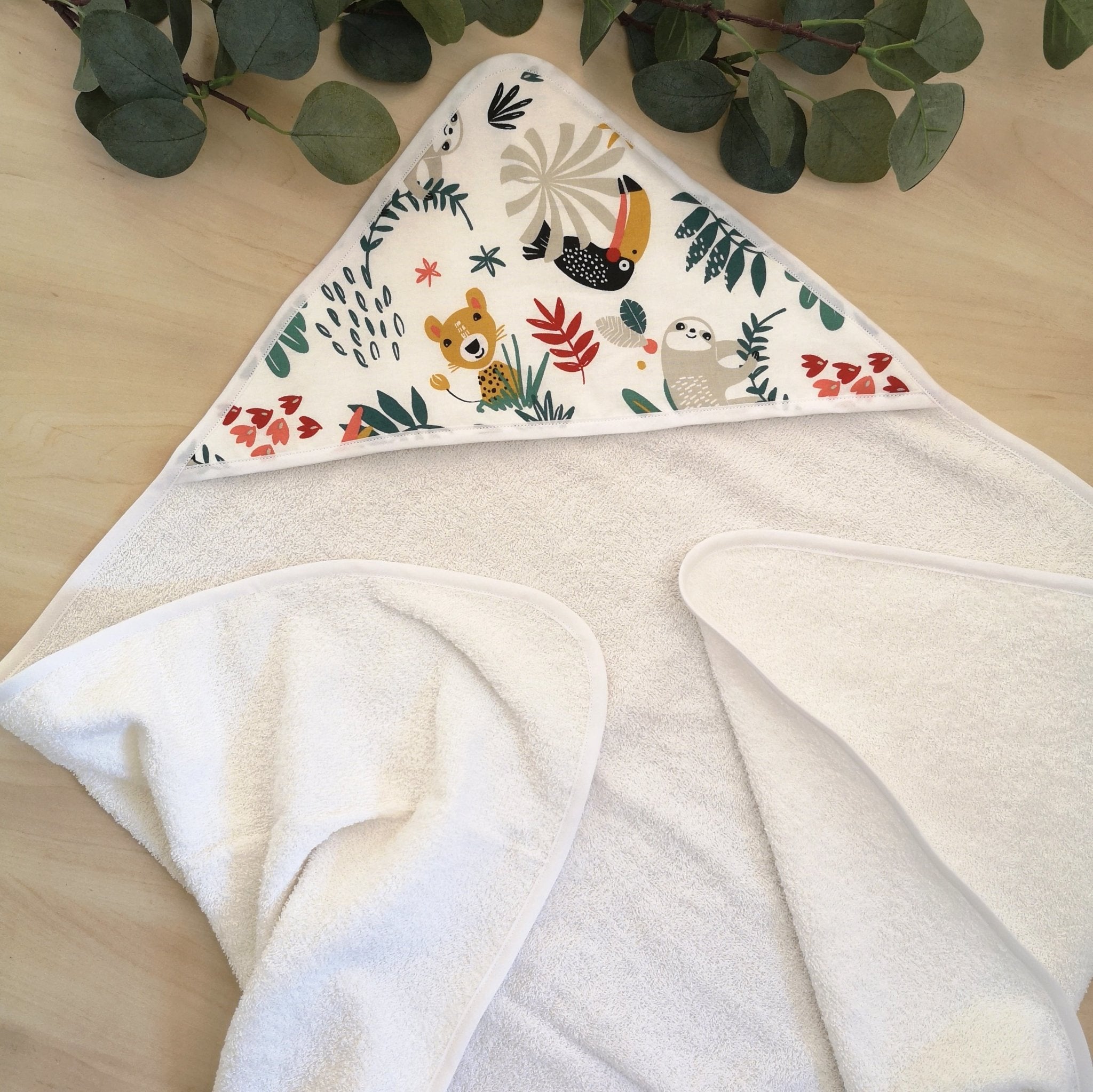 Cape de bain personnalisable "Jungle blanche" - Babychouettecouture