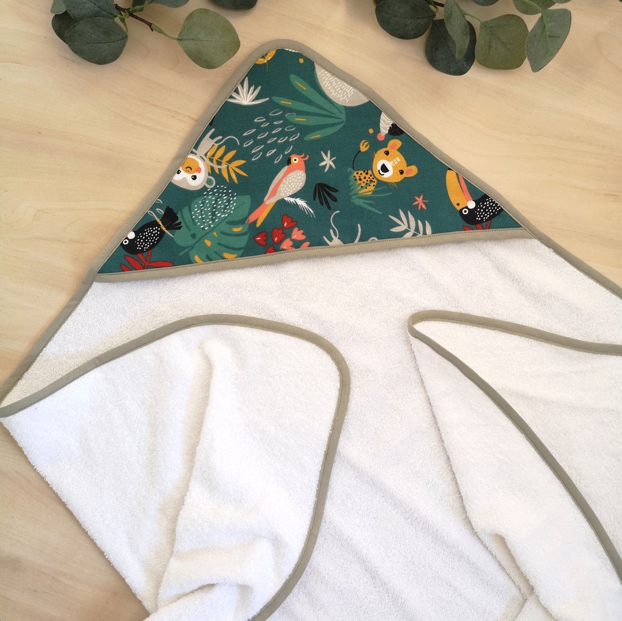 Cape de bain personnalisable "Jungle verte" - Babychouettecouture