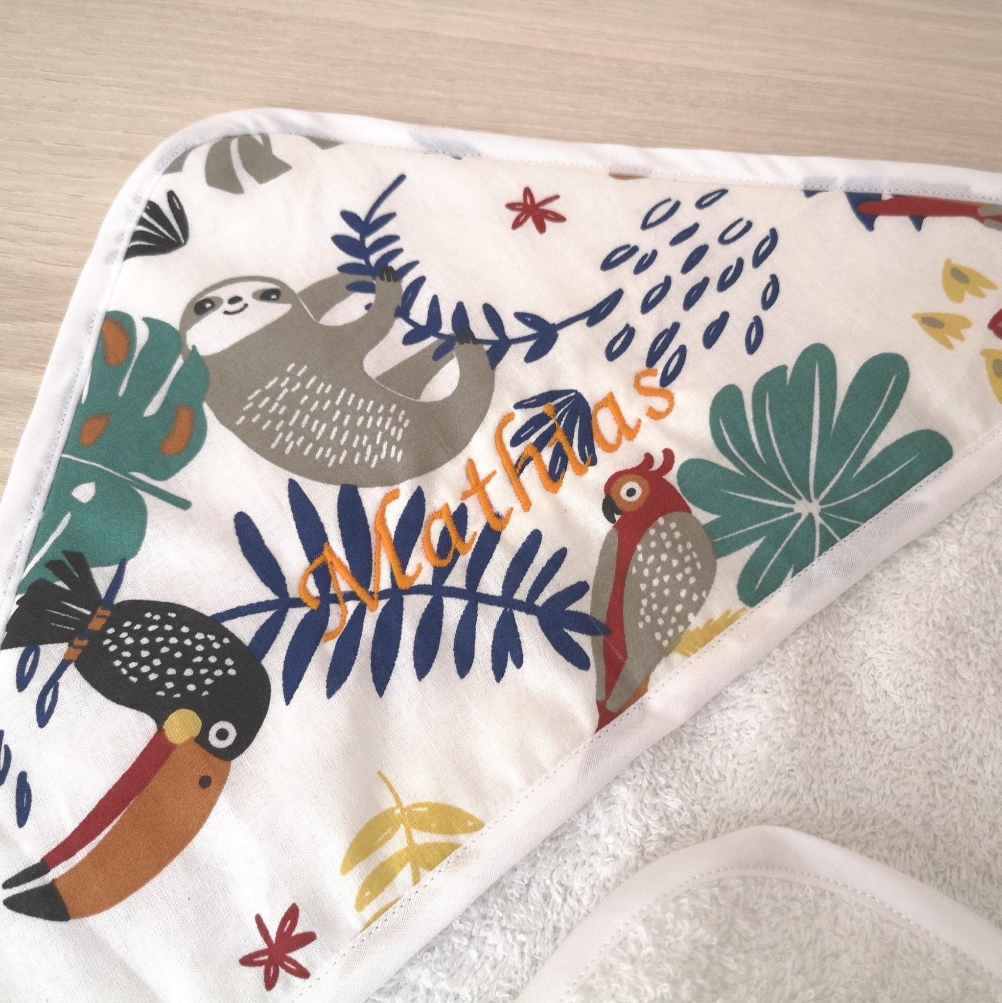 Cape de bain personnalisable "Jungle blanche" - Babychouettecouture