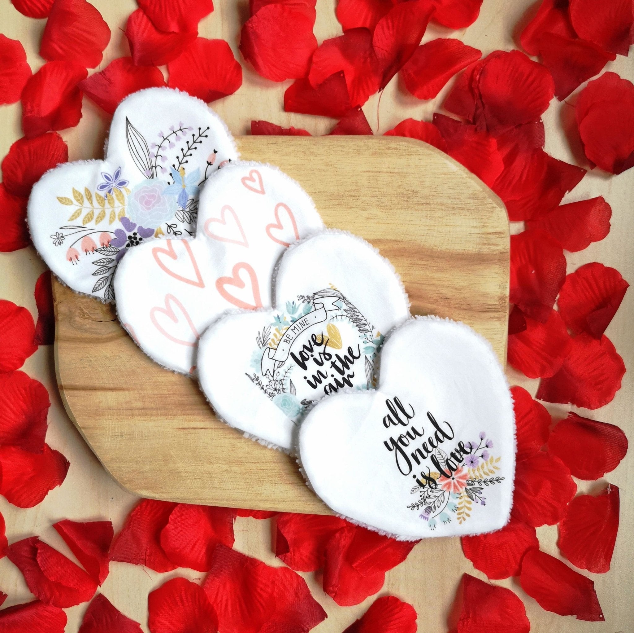 Ensemble de 4 Lingettes lavables Saint Valentin / Cadeau Saint Valentin "All you need is Love" - Babychouettecouture