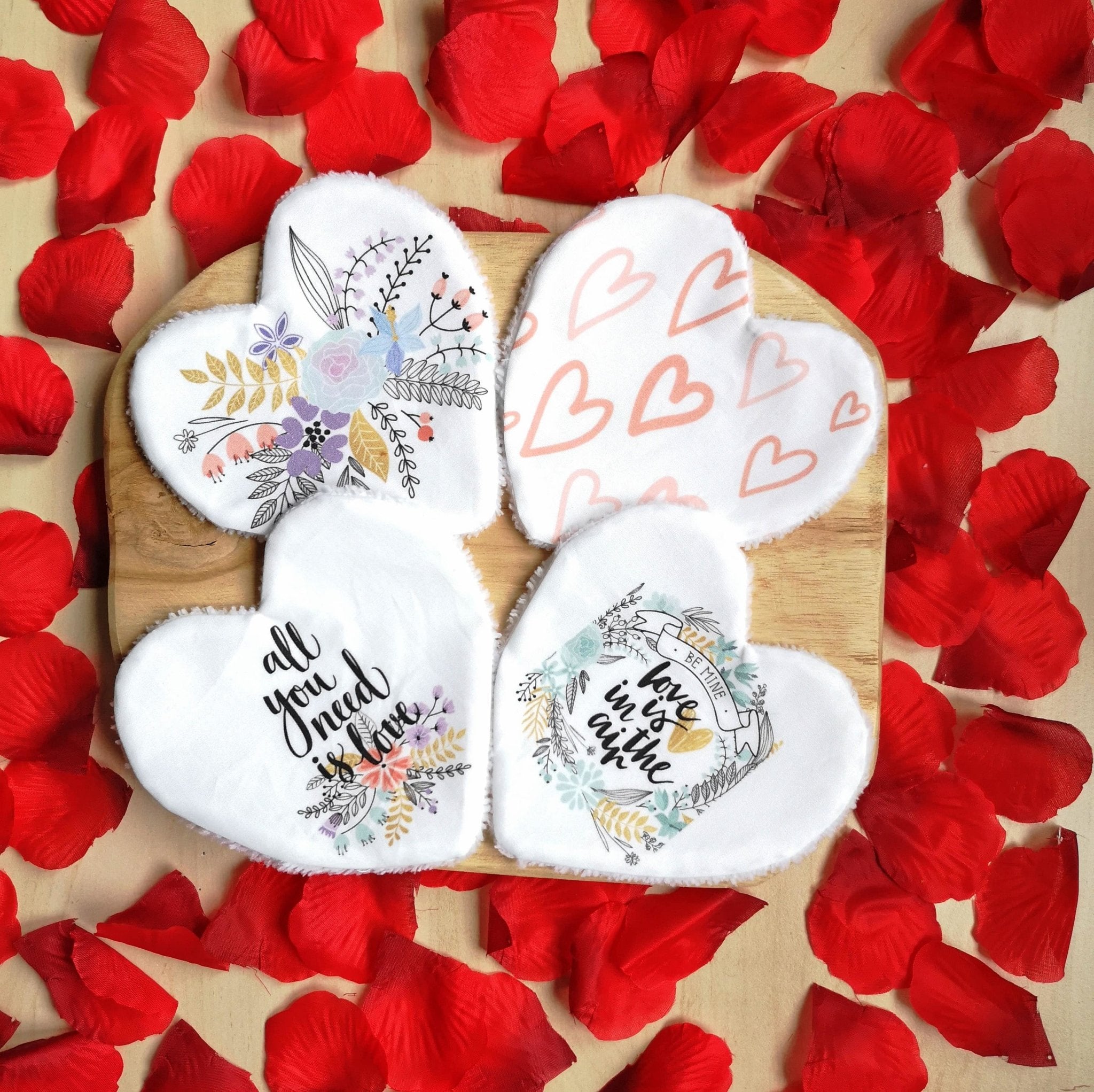 Ensemble de 4 Lingettes lavables Saint Valentin / Cadeau Saint Valentin "All you need is Love" - Babychouettecouture